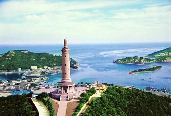 凤凰山现已建成西山景区、东山景区,位于古城景区的凤凰山山城被国务院列为国家重点文物保护单位。凤凰山最高峰为攒云峰,海拔836米。凤凰山是以自然景观为主,历史文化古迹、边塞田园风光、风俗民情为辅的山岳型风景名胜区,融泰山之雄伟,华山之险峻,庐山之幽静,黄山之奇特,峨眉之秀美为一体,素以雄伟险峻,泉洞清幽,花木奇异,四季景秀的自然美著称于世。 本溪水洞 本溪水洞位于辽宁省本溪市,由水洞、温泉寺、汤沟、关门山、铁刹、庙后山6个就景区组成,沿太子河呈带状分布,总面积42.