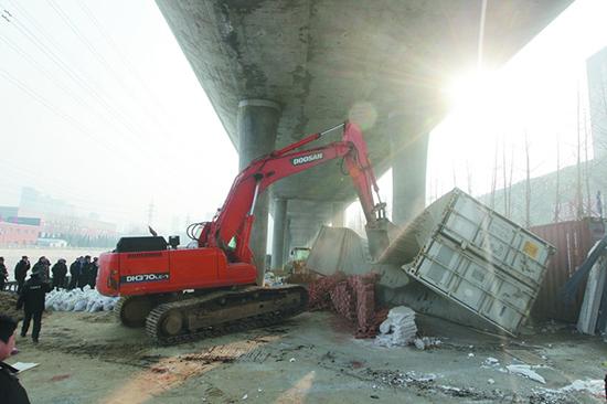 高架桥下强拆违建 仨女子阻拦拽下挖掘机司机