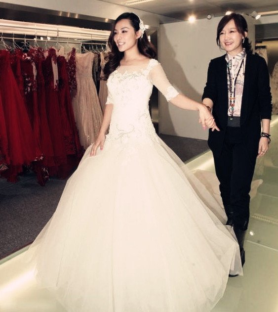 刘璇大婚薛佳凝做伴娘 感情要好陪同试婚纱 _大辽网_腾讯网