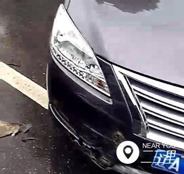 法库路面湿滑 一电动车与轿车相撞