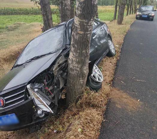 法库路面湿滑 一电动车与轿车相撞