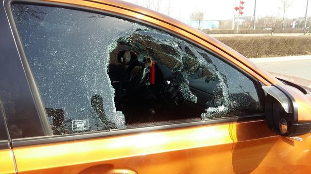 长春市民遇到郁闷事 损贼砸车又盗窃