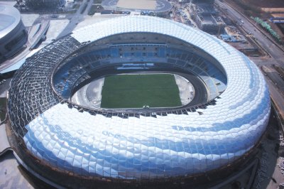 大连市中心体育场外层裹气枕 光照下如海浪翻滚_大辽网_腾讯网