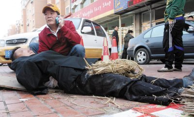 醉汉倒卧路边不省人事陌生人守身边悉心照料