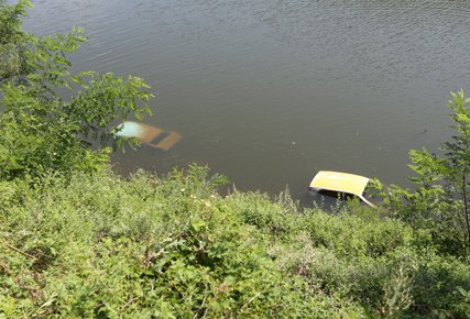 大连两辆轿车潜伏西山水库一周 无人打捞