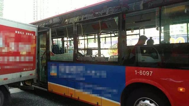 厢货倒车撞公交车 玻璃稀碎6名乘客受伤(图)