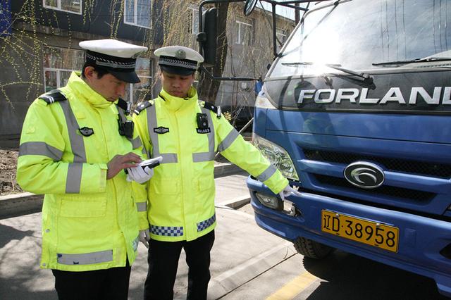 驾驶人违法被交警盘查 谁料他竟是网上逃犯