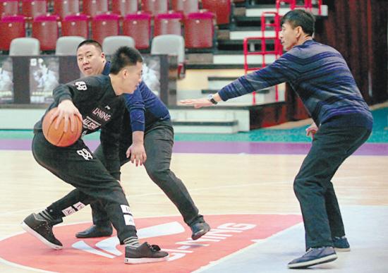 郭艾伦爷仨比赛 父亲与哥哥充当防守悍将