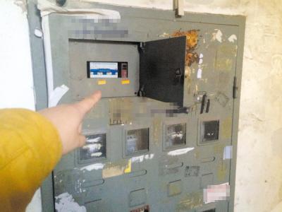 居民楼电闸一天跳闸百余次 最终住户凑钱更换