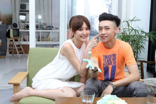 魏晨《哈喽》MV花絮曝光 安心亚带伤拍摄