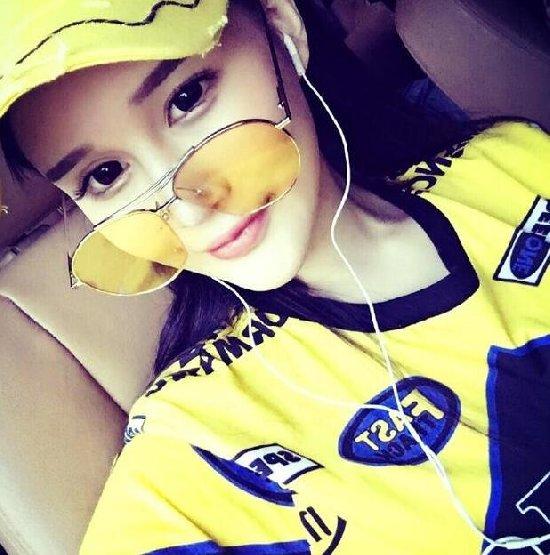 赵本山女儿赵一涵浓妆自拍