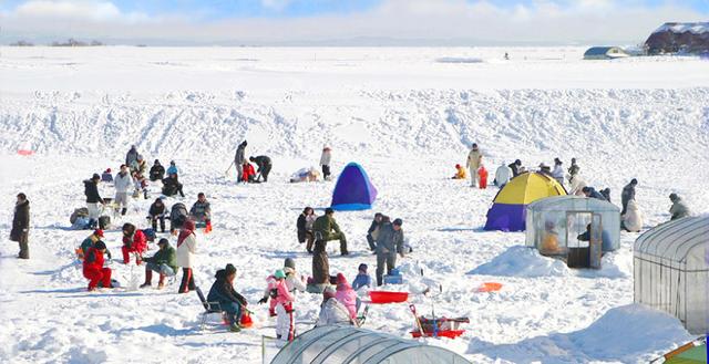 冬季最佳的休闲娱乐方式 就是冰上垂钓西太公