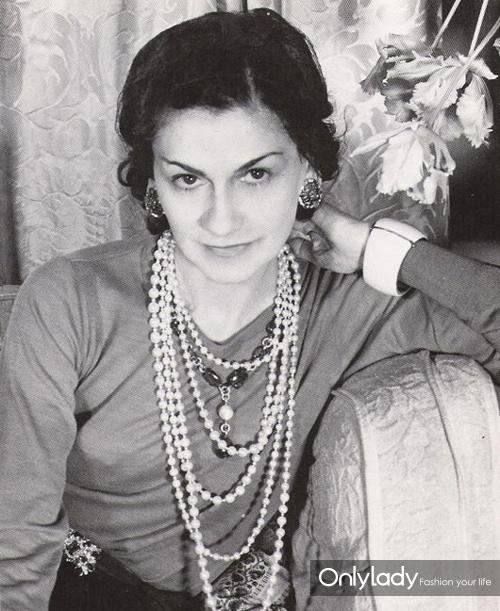 提起20世纪20年代的珍珠饰品,脑海里一定是这样的画面:coco chanel