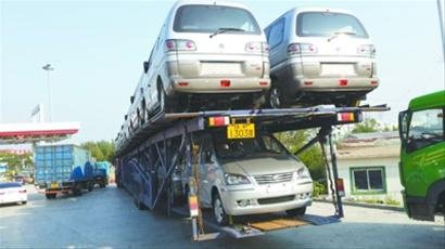 男子醉酒驾驶37米超载大挂车 高速堵路2公里