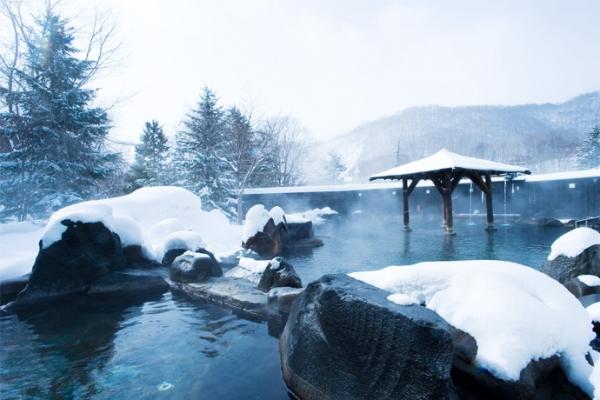 因此,在北海道泡温泉最为讲究的是:在冬天,找一个风轻雪柔的星夜,伴