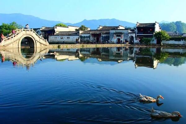 全村现保存完好的明清古民居有140余幢,著名景点有南湖春晓,月沼风荷