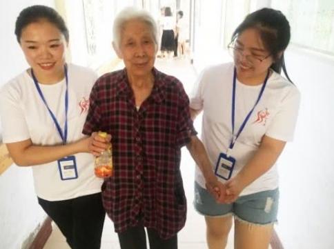 偶遇感动中华十三亿人的最美慈善老奶奶--徐