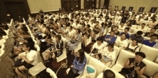 鸿文教育年度盛典为数百组考生家庭多重分析新