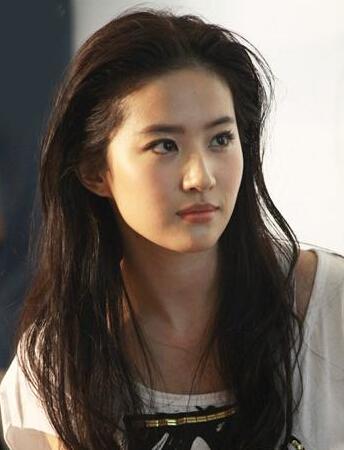 刘亦菲家族照美爆表 鹅蛋脸什么发型都不惧