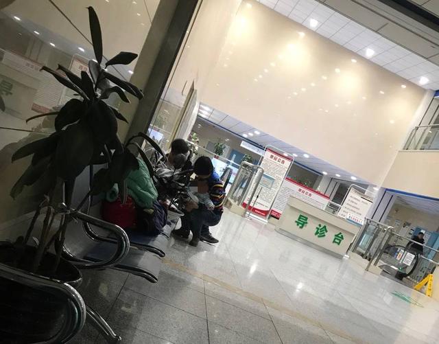 铁岭县医院内家长让孩子就地小便 厕所就几米远处
