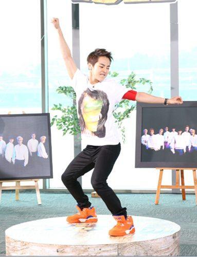 EXO登《最强天团》萌化观众 TAO自曝曾摔下