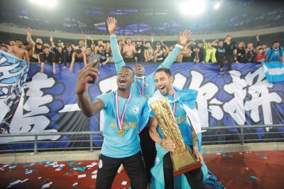 大连一方主场负于保定容大捧冠军奖杯 上座率