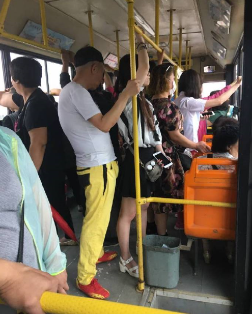 沈阳公交车上现猥琐男用裆部蹭穿裙子美女_大辽网_腾讯网