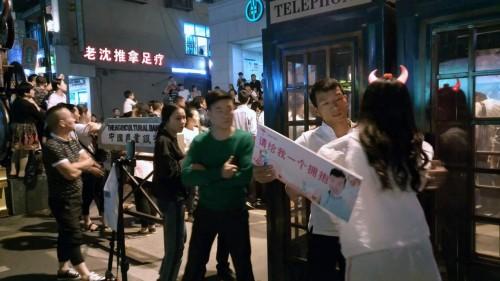 请给我一个拥抱,拥抱哥传递正能量_大辽网_腾讯网