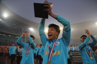 大连一方主场负于保定容大捧冠军奖杯 上座率