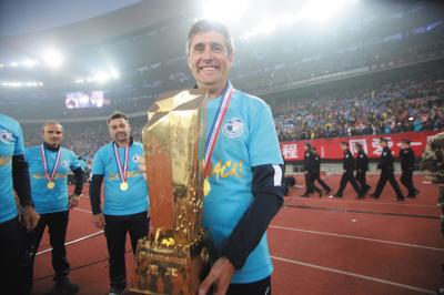 大连一方主场负于保定容大捧冠军奖杯 上座率