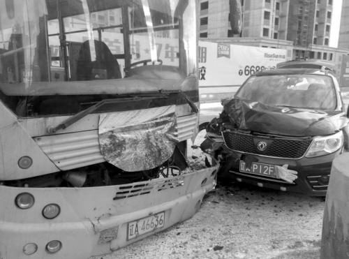 178路公交车与吉普车迎头相撞 因司机视线受阻