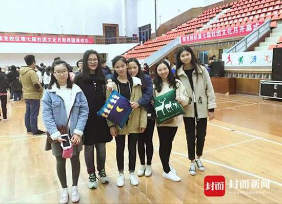 学霸寝室:6女生一年得70张奖状