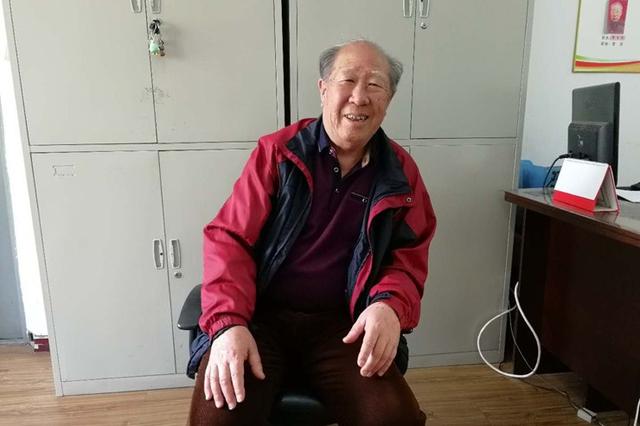 七旬老人小区里开解忧工作室