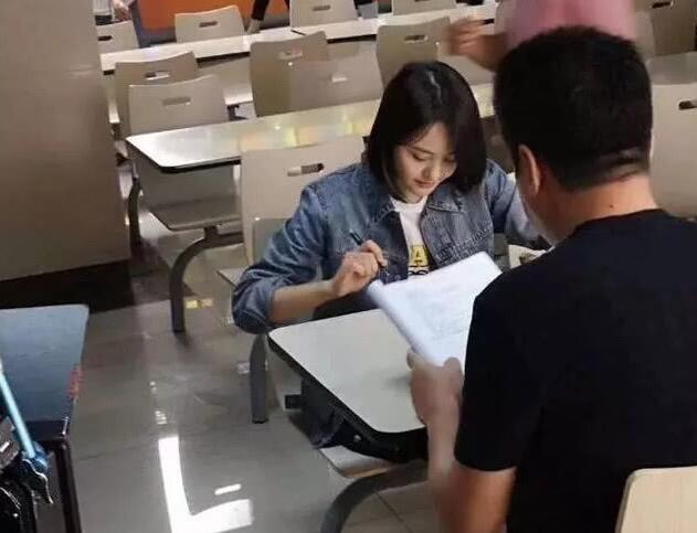 郑爽剧组占大学女生宿舍遭抗议 男性工作人员