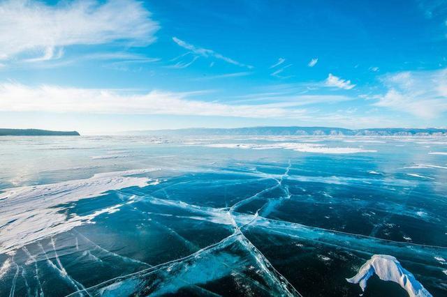 水深40米依旧清晰可见 俄罗斯蓝冰媲美冰岛美