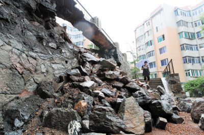 暴雨致大连多地发生山体及墙壁坍塌现象