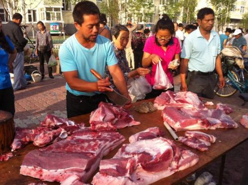 黑山卖肉人不慎割伤买肉人手指 赔款1000多元_大辽网_腾讯网