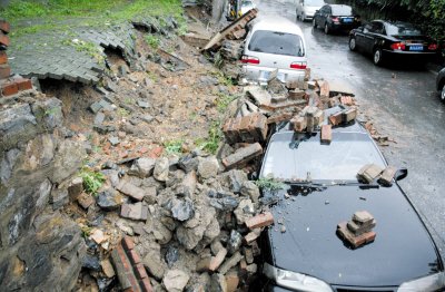 暴雨致大连多地发生山体及墙壁坍塌现象