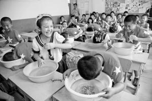 v冠军冠军:海边别用塑料泳圈记录读书小学生图片