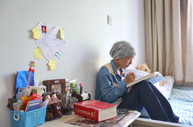 沈阳白血病考生奔赴考场 高考结束后立刻去化