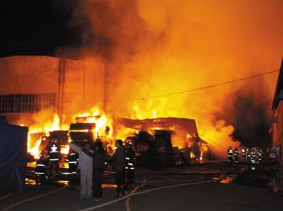 消防员正在火灾现场扑救