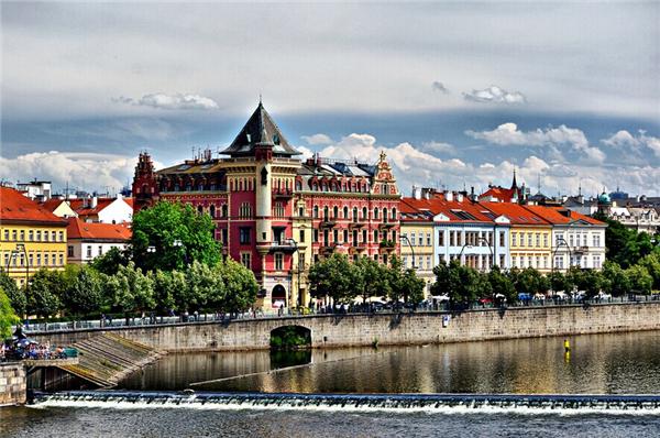 周杰伦布拉格广场迎娶嫩模昆凌 蔡依林:呸!