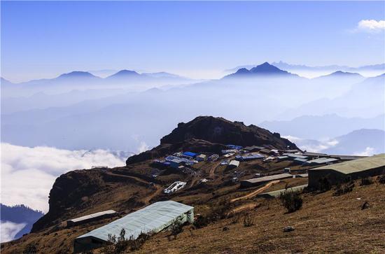 布满客栈的牛背山山顶.摄影/桂圆带你去旅行