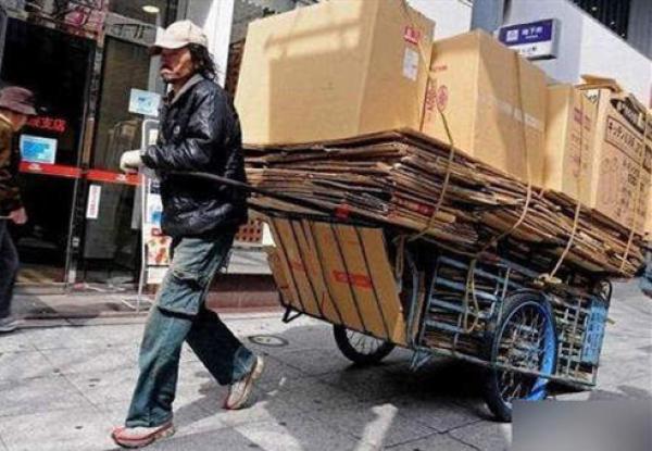 日本贫困率极高 东京流浪汉住纸盒箱凄惨无比