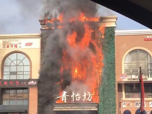 长春突发火灾 黑烟有七八层楼高