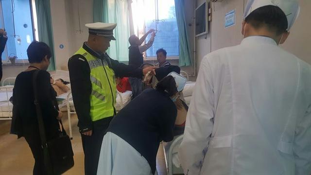 河南司机高速路上呕吐求救 阜新交警火速送医