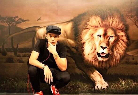 柯震东晒耍帅照表情冷酷 网友:如雄狮霸气回归