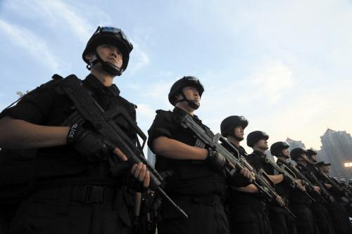 “蓝鲨机动队”出警仪式阵势宏大 24小时值守