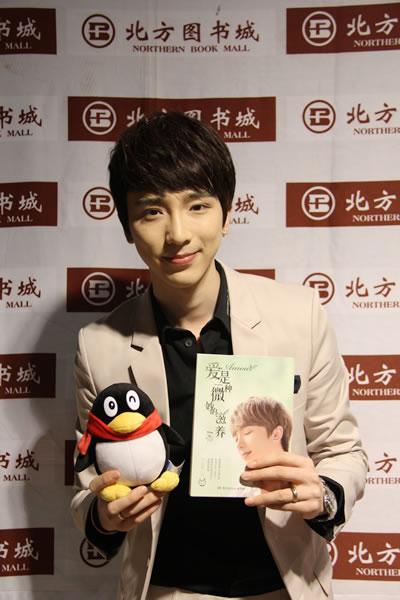 美男作家沈煜伦来沈签售 少女粉排长龙_大辽网_腾讯网