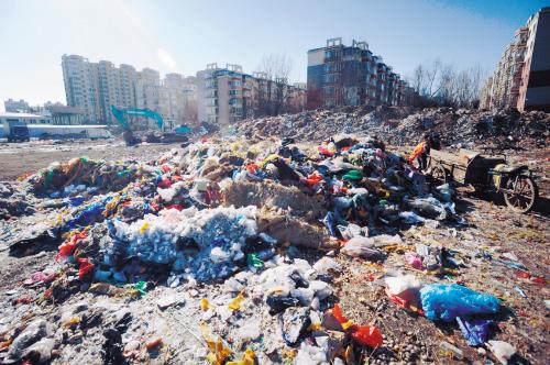 沈阳北大营海鲜市场现几千平方米“垃圾山”_大辽网_腾讯网